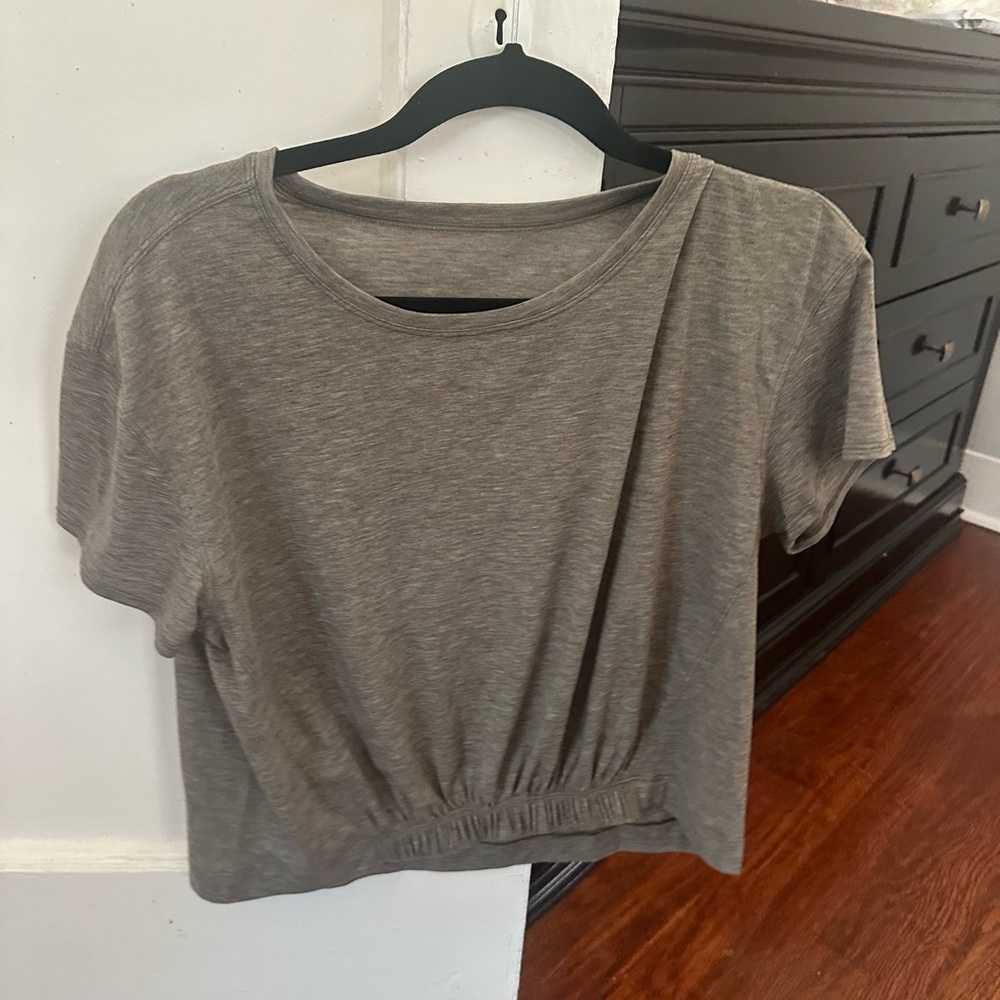 lululemon athletica Heathered Gray Short Sleeve Tee